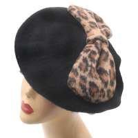 Schwarzes Barett mit Schleife